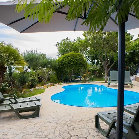 Bellezza With Heated Pool Near Split Vila *