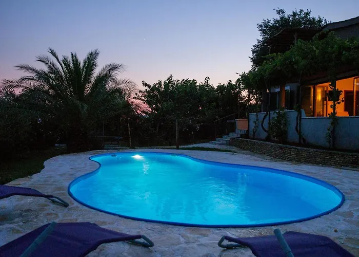 Bellezza With Heated Pool Near Split Villa Kastela