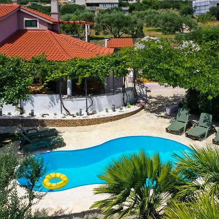 Bellezza With Heated Pool Near Split 빌라